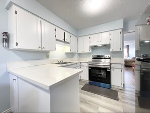 Private kitchen - Richmond Airport Cozy Holiday House with free shuttle (Richmond)