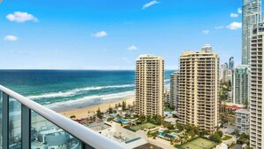Um hotel moderno com vista para uma praia e oceano.