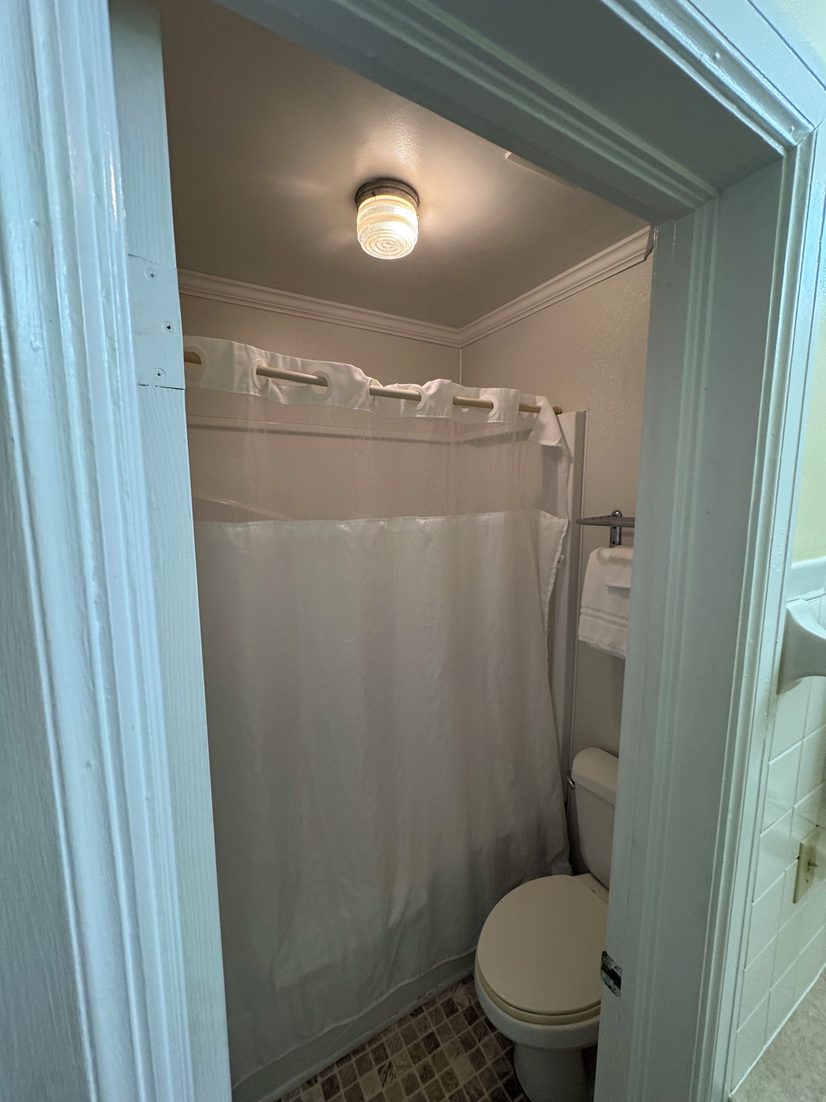 Basic Single Room | Bathroom | Combined shower/tub, towels, soap, toilet paper