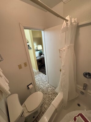 Basic Single Room | Bathroom - Sandman Motel (Hinton)