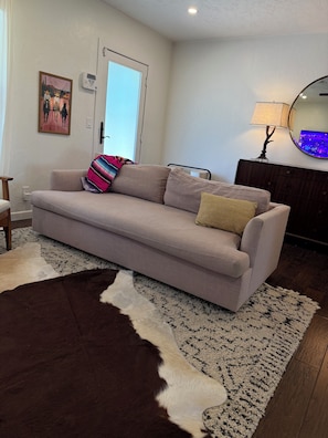 Living area - Sauna Hot Tub Fire Pit  one acre on 290 Wine Trail (Fredericksburg)