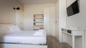 A hotel room with a bed, a desk, a TV, and a wardrobe. - Italianway - San Calocero 29 B (Milano)