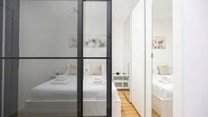 A modern bedroom with a bed, bedside tables, and artwork on the walls. - Italianway Comfort - Boncompagni 3B (Milan)