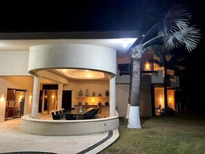 Outdoor dining - Stunning luxury villa in the exclusive Tres Vidas development (Acapulco de Juárez)