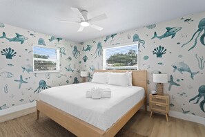 4 bedrooms, iron/ironing board, free WiFi, bed sheets - 4BR Family Backyard w/ Pickleball, Pool, Playset, Hot Tub, Mini Golf, Fire pit (Bradenton)