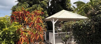 Charming, peaceful family home with a garden. The beach and shops are a 5-minute walk away.