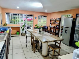Refrigerador con freezer, utensilios de cocina