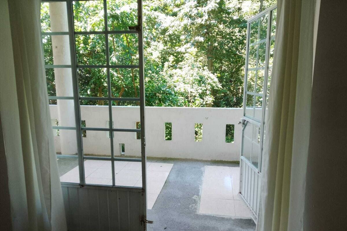 Eenvoudige tweepersoonskamer, balkon, uitzicht op tuin | Een bureau, een laptopwerkplek, gratis wifi, individueel gedecoreerd