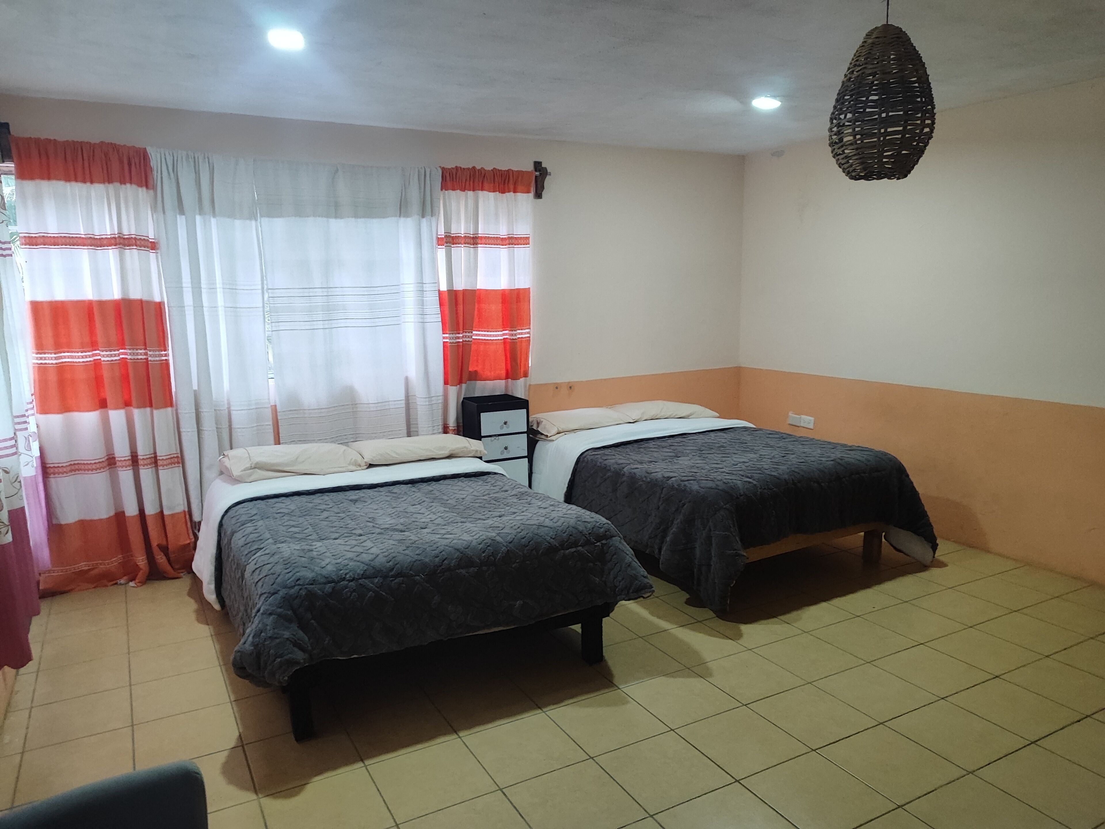 Habitación básica doble | Decoración individual, escritorio, espacio para trabajar con un portátil