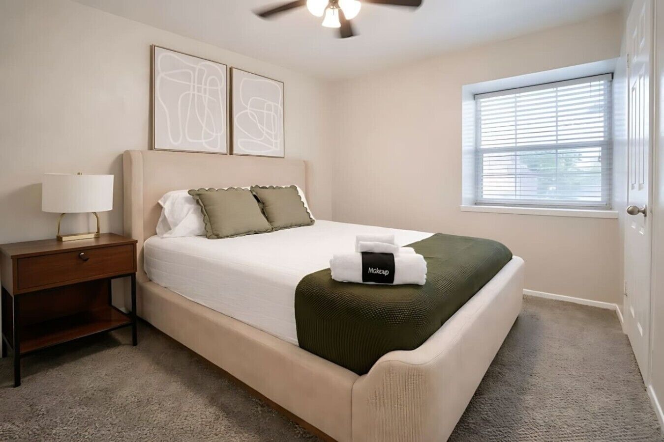 Desk, iron/ironing board, WiFi, bed sheets