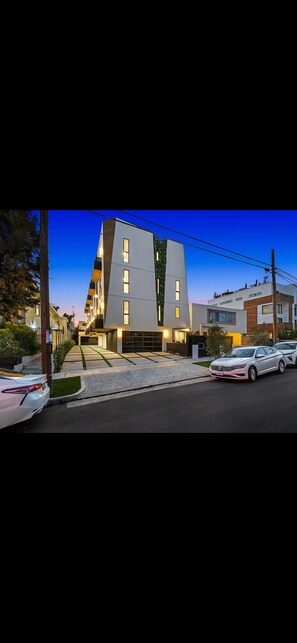 Exterior - Spacious 3-bedroom townhome with AC in lovely West Hollywood with RoofTop, Grill (West Hollywood)
