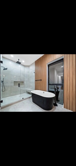 Bathroom - Spacious 3-bedroom townhome with AC in lovely West Hollywood with RoofTop, Grill (West Hollywood)