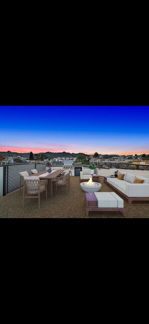 Outdoor dining - Spacious 3-bedroom townhome with AC in lovely West Hollywood with RoofTop, Grill (West Hollywood)
