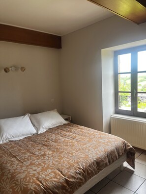 Iron/ironing board, WiFi - Vrbo Property (Porte des Pierres Dorées)