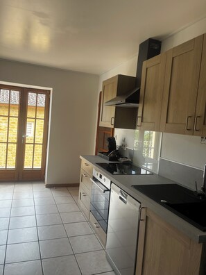 Private kitchen - Vrbo Property (Porte des Pierres Dorées)