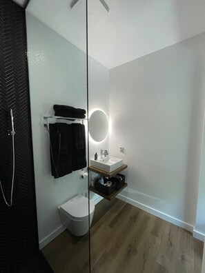 Een douche, een haardroger, handdoeken, zeep