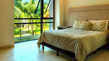 Apartamento luxo, vista para a praia | Cortinas blackout, ferros/tábuas de passar roupa, Wi-Fi de cortesia
