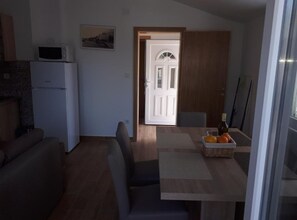 Dining - Two Bedroom Apartment with Balcony and Garden View (Karlobag)