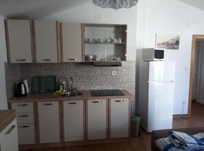 Kühlschrank, Mikrowelle, Herdplatte, Toaster