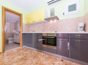 Wasserkocher mit Kaffee-/Teezubehör, Kühlschrank, Ofen