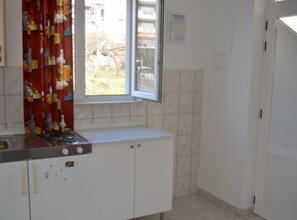 Kühlschrank, Herdplatte, Kochgeschirr/Geschirr/Besteck
