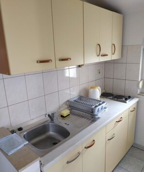 Kühlschrank, Herdplatte, Kochgeschirr/Geschirr/Besteck