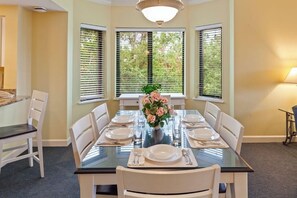 Dining - Spacious 3-bedroom condo on Hilton Head Island short walk to beach AUG 15-22 (Hilton Head Island)