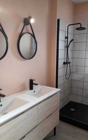 Dusche, Haartrockner, Handtücher