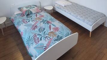 3 bedrooms, desk, iron/ironing board, bed sheets