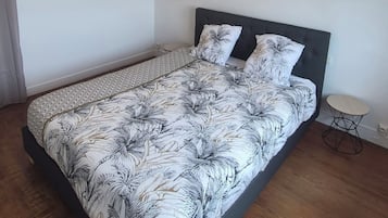 3 bedrooms, desk, iron/ironing board, bed sheets