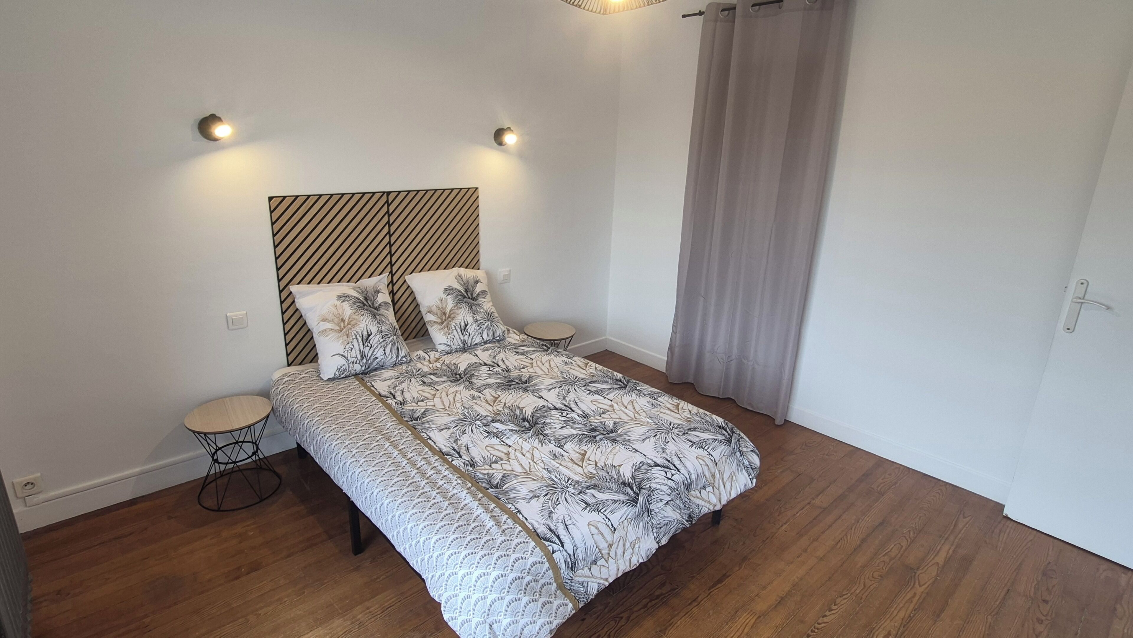 Escritorio, tabla de planchar con plancha y ropa de cama 