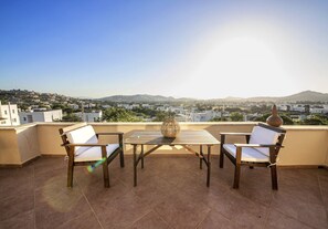 Outdoor dining - Cozy Flat with a Lovely View in Bodrum near Beach (Bodrum)