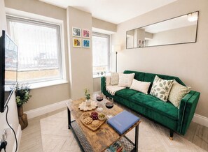 Living area - Brighton 1 Br Near Beach & Lanes Sleeps 3 (Brighton and Hove)