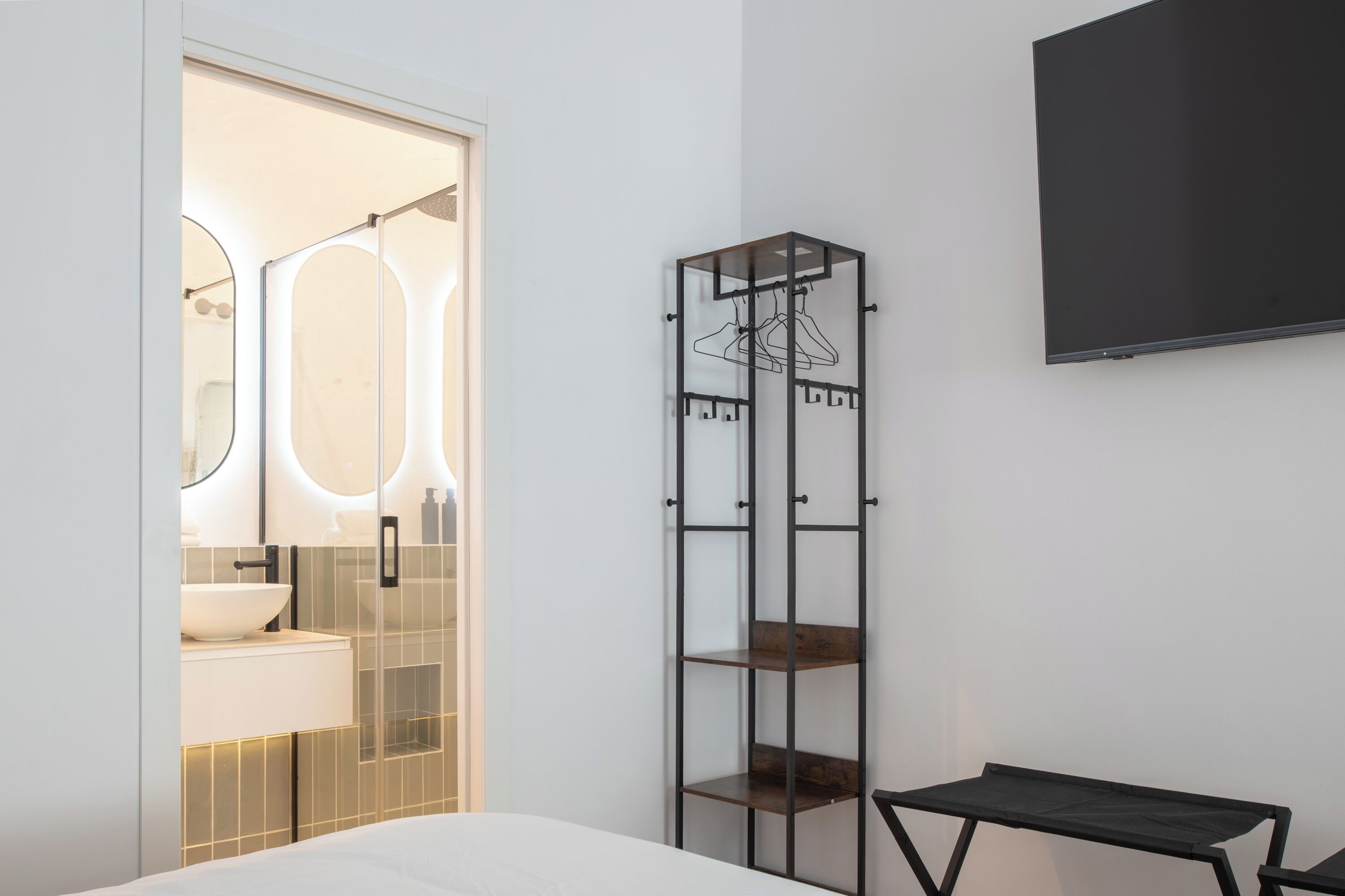 Tabla de planchar con plancha, wifi y ropa de cama 