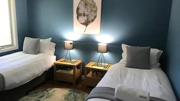 Villa – deluxe, hageutsikt | Blendingsgardiner, lydisolert, strykejern/-brett og wi-fi (inkludert)