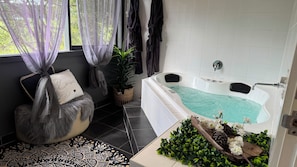 Estudio de lujo, hidromasaje, vista al jardín | Interior