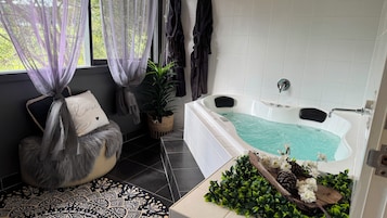 Estudio de lujo, bañera de hidromasaje, vistas al jardín | Interior