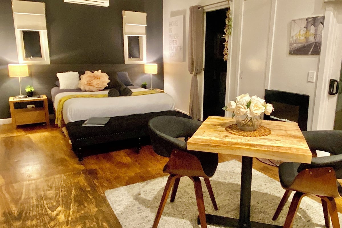 Luxury Studio, Hot Tub, Garden View | Blackout drapes, soundproofing, iron/ironing board, free WiFi