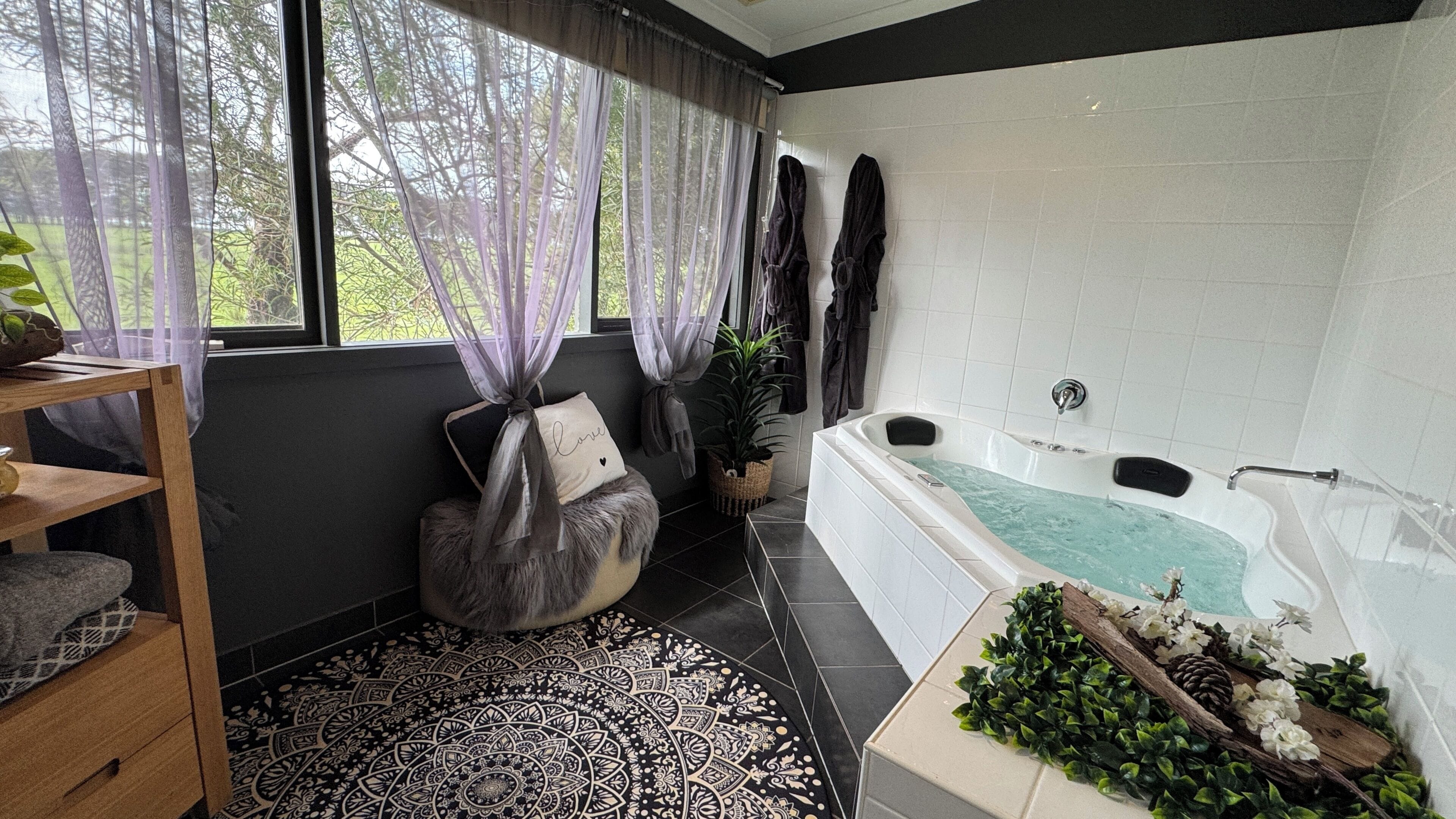 Estudio de lujo, hidromasaje, vista al jardín | Interior