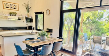 Villa de lujo, 3 habitaciones, 2 baños, vistas al jardín | Cocina privada | Cafetera o tetera, trona infantil y mesa de comedor