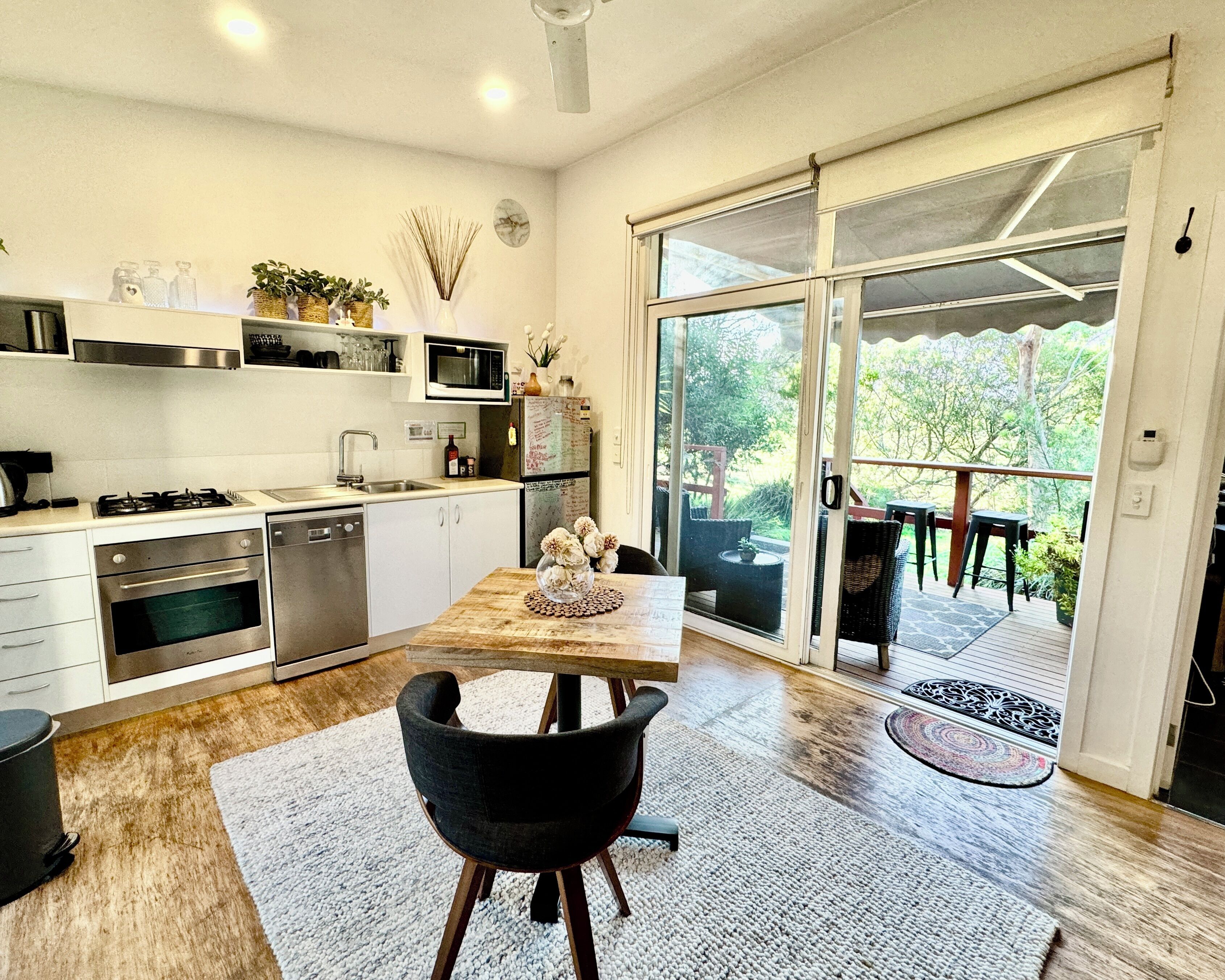 Estudio de lujo, hidromasaje, vista al jardín | Cocina privada | Cafetera y tetera, periquera y comedor 