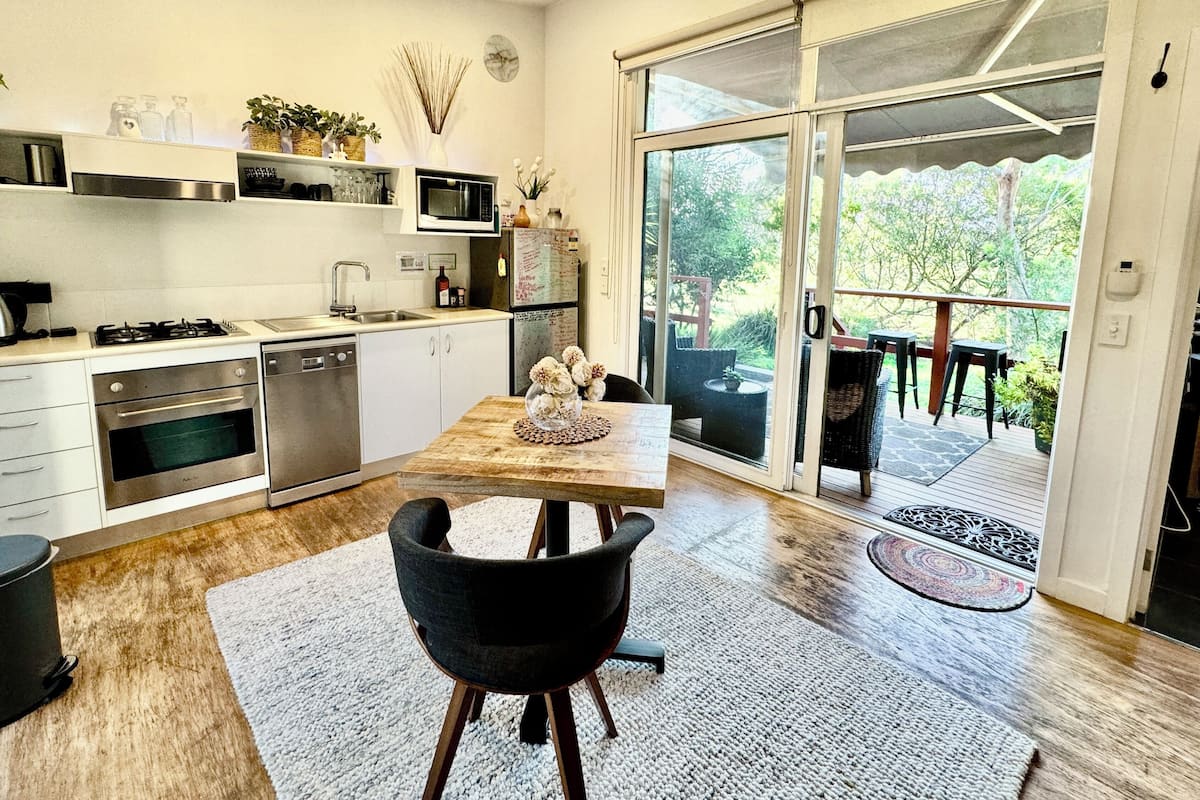 Estudio de lujo, hidromasaje, vista al jardín | Cocina privada | Cafetera y tetera, periquera y comedor