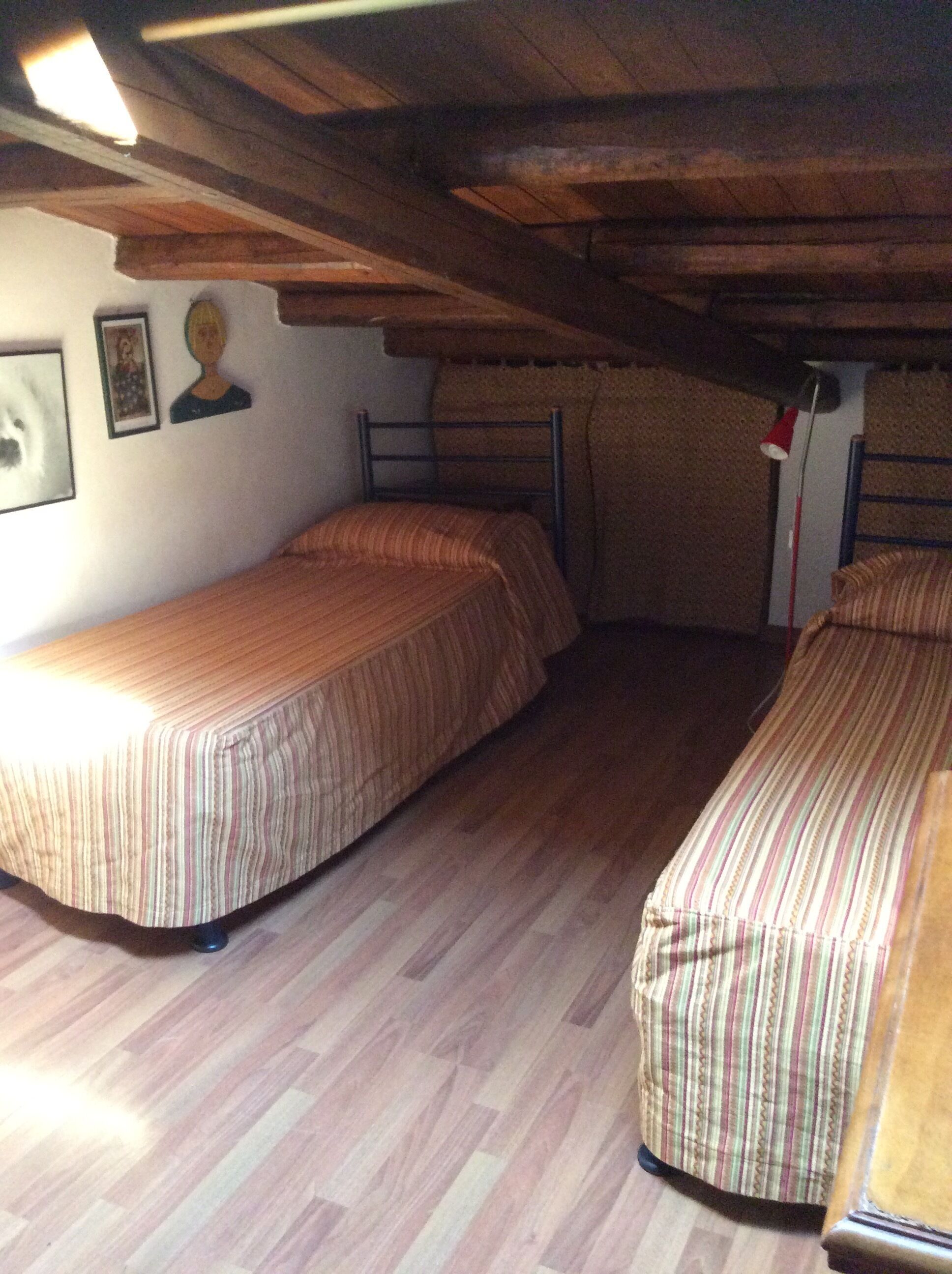 Een strijkplank/strijkijzer, reisbedje, gratis wifi, beddengoed