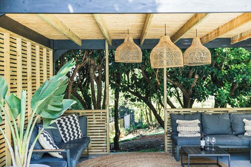 Rose Cottage: Beautiful One Bedroom Garden Cottage Edging Groot Constantia