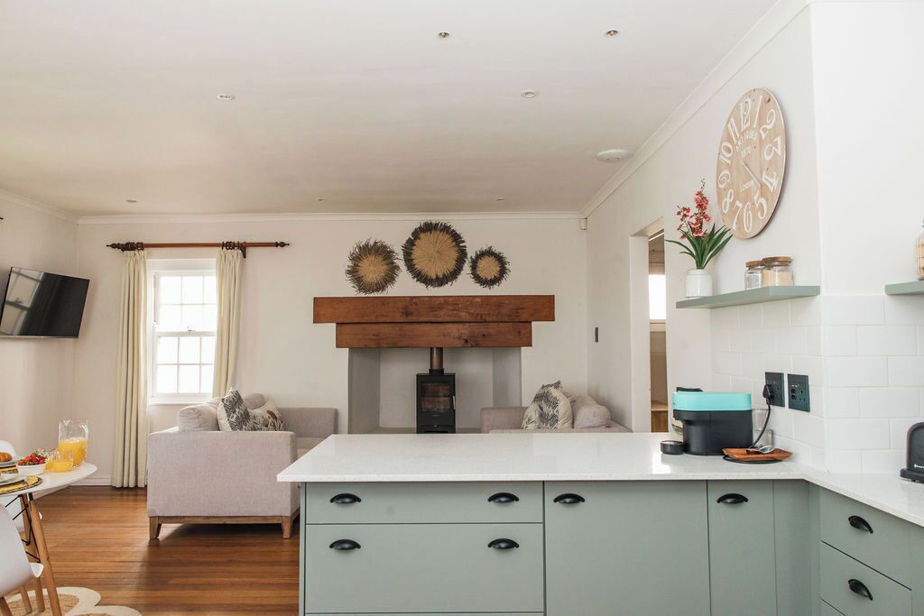 Rose Cottage: Beautiful One Bedroom Garden Cottage Edging Groot Constantia - Western Cape