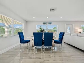 Dining - Modern Coastal Home (St. Petersburg)