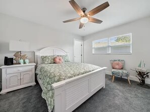 WiFi, bed sheets - Modern Coastal Home (St. Petersburg)