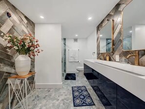 Shower, hair dryer, towels, soap - Modern Coastal Home (St. Petersburg)
