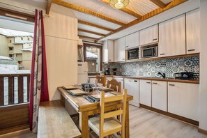 Deluxe-Apartment, Balkon, Bergblick | Eigene Küche | Mini-Kühlschrank, Mikrowelle, Ofen, Herdplatte