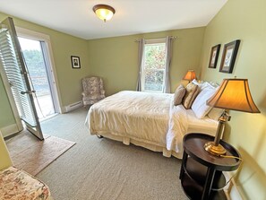 Room - Oceanfront Suite with Private Deck & Ensuite Bath - Rm 11 (Gabriola)